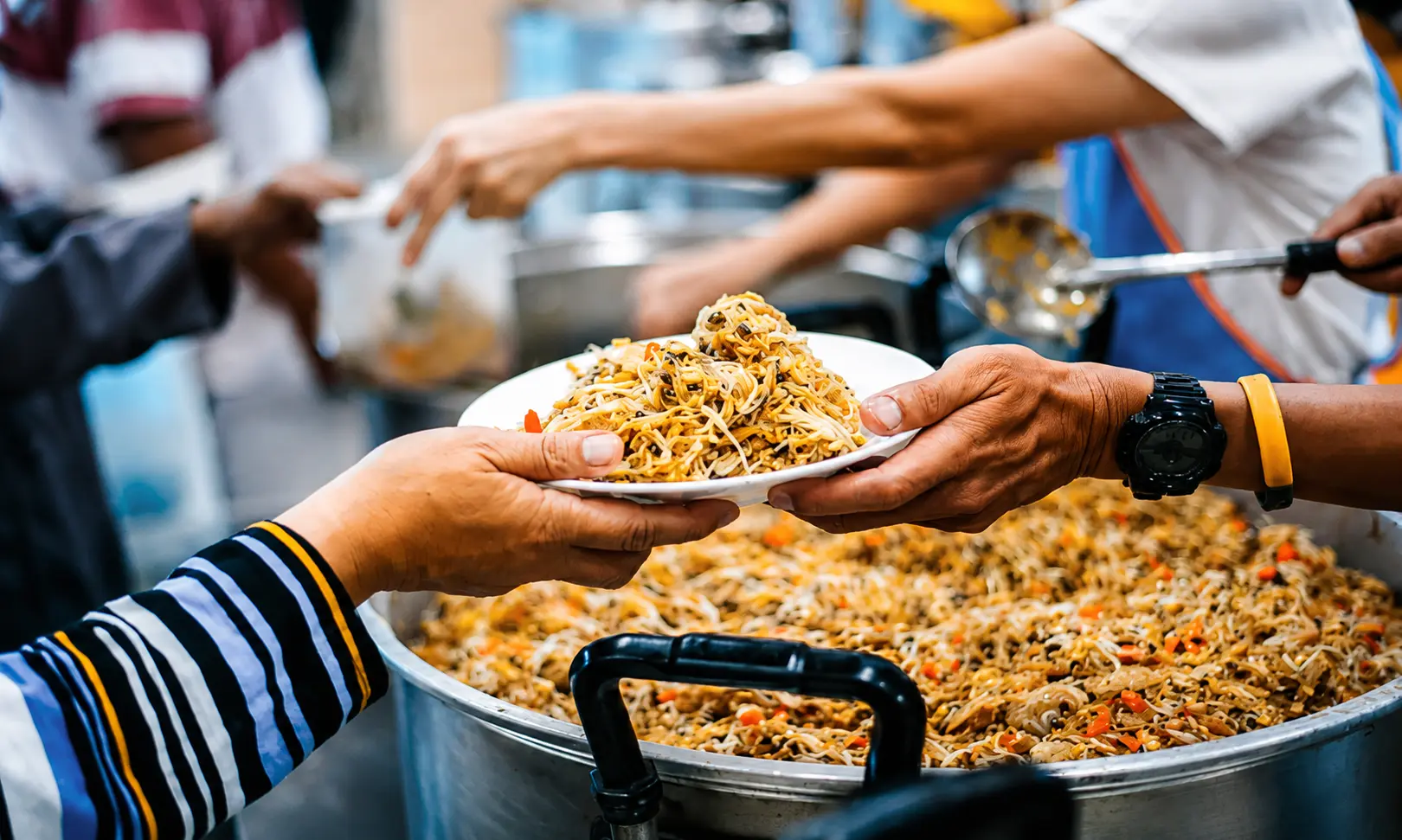 Distribution de repas par des bénévoles de l'association.