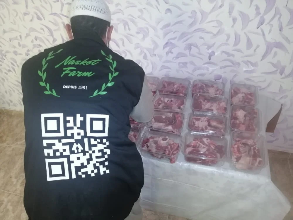 Un membre de l’équipe de Nazkot Farm prépare des portions de viande destinées à la distribution caritative.