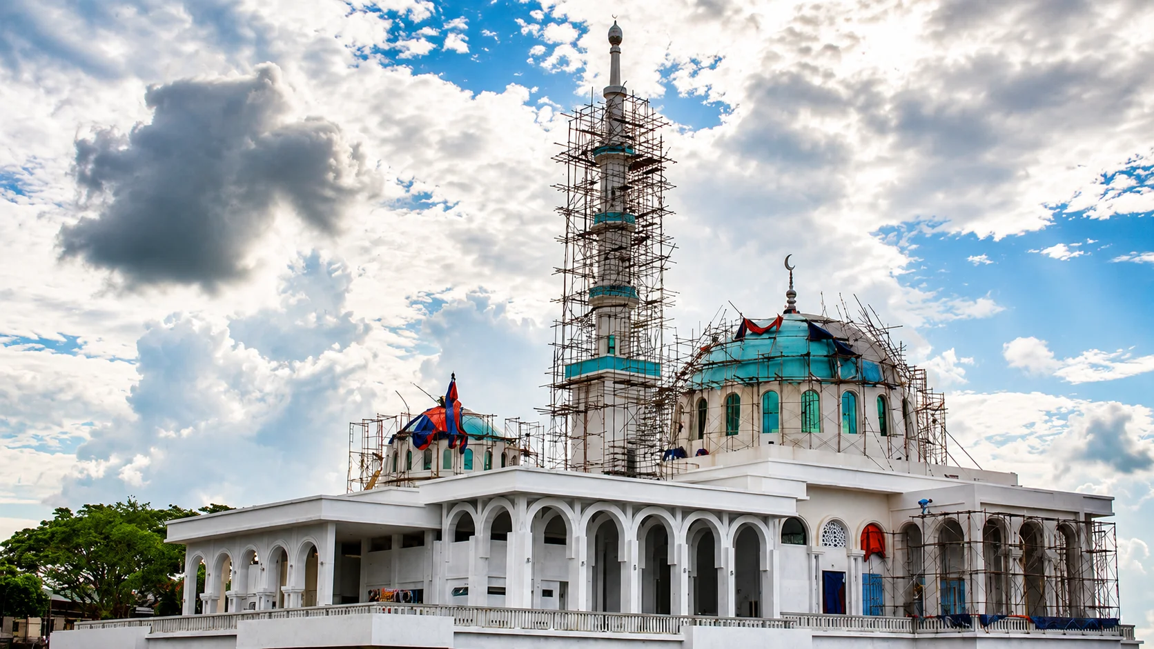 Une mosquée en cours de construction et de rénovation soutenue par l’association pour répondre aux besoins spirituels de la communauté.